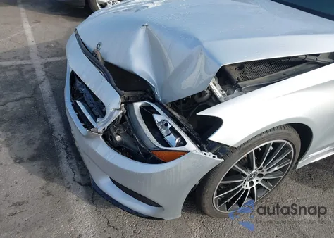 2018 Mercedes-Benz C 300 4Matic z USA, uszkodzony, nr VIN 55SWF4KB6JU260421